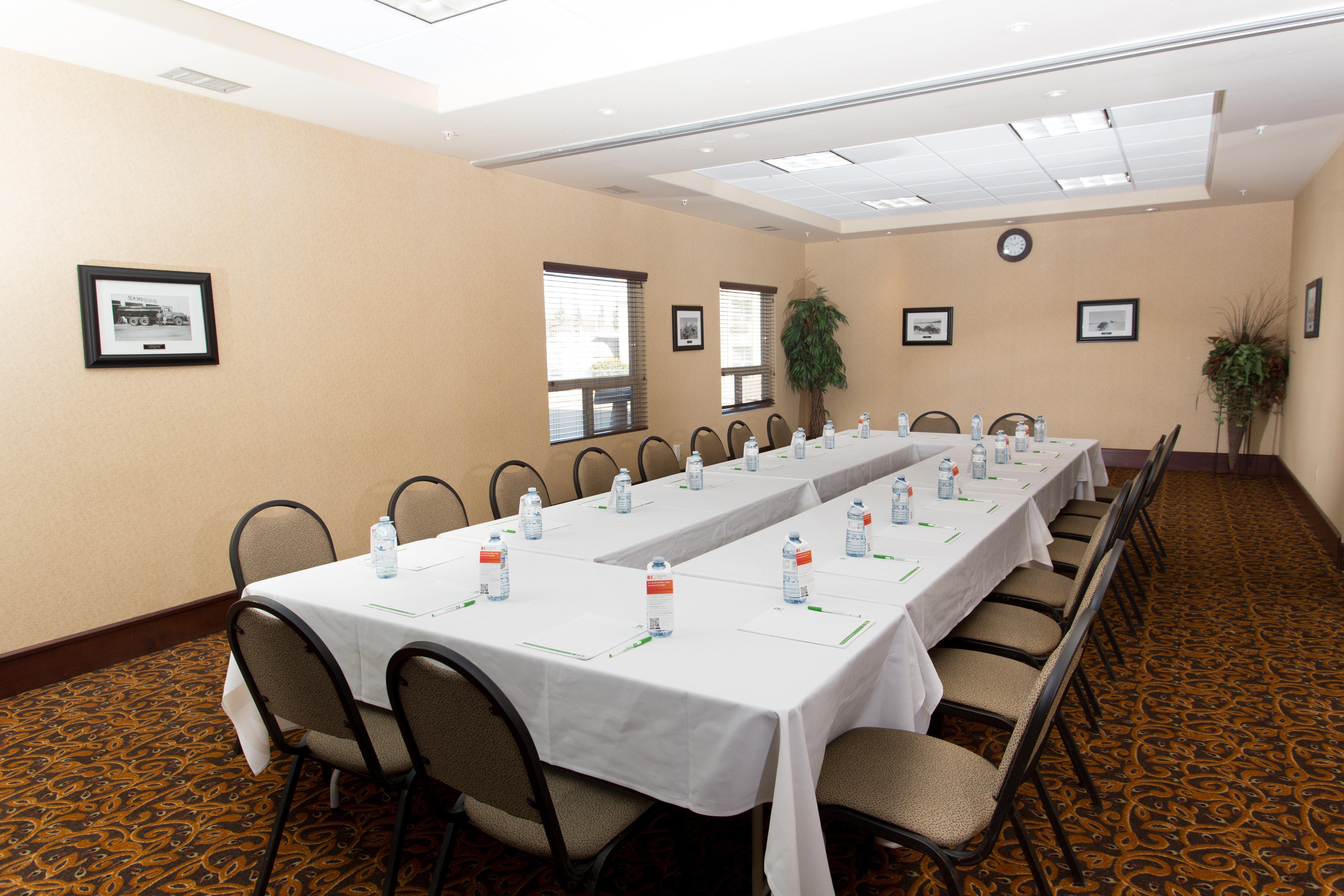 Holiday Inn & Suites Lloydminster By Ihg Buitenkant foto